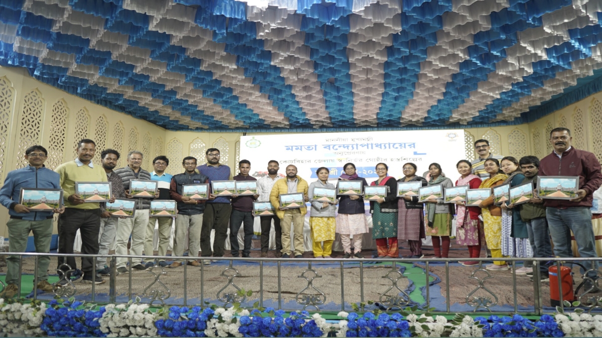 সৃষ্টিশ্রী মেলা  2026 , কোচবিহার DRDC - পরিবারকে নিরলস পরিশ্রম এর জন্যে সন্মানিত করছেন DPD মেডাম। 