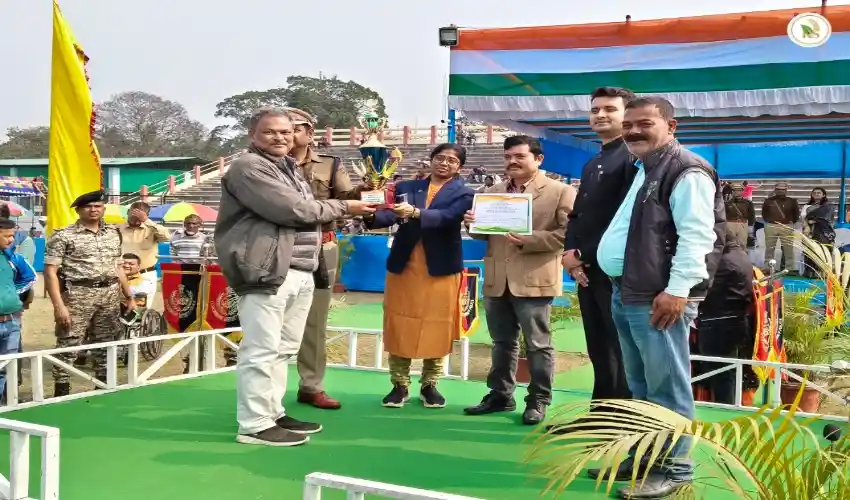 26 জানুয়ারি 2026 প্রজাতন্ত্র দিবসে জেলা শাসক ও SP স্যার এর কাছ থেকে PD,DPDM,RP মহাশয় পুরস্কার গ্রহণ করছেন। ইন্টিগ্রেটেড ফার্মিং ক্লাস্টার (IFC)