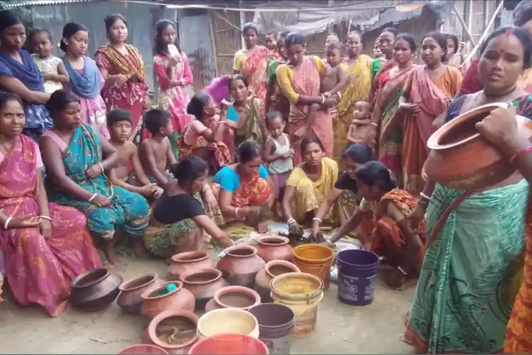 SHG দিদিদের জীবামৃত (Jeevamrut)) তৈরি করছেন মহিলা কৃষাণ দিদিরা ।  তৈরির প্রশিক্ষণ দিচ্ছে তার একটি দৃশ্য 