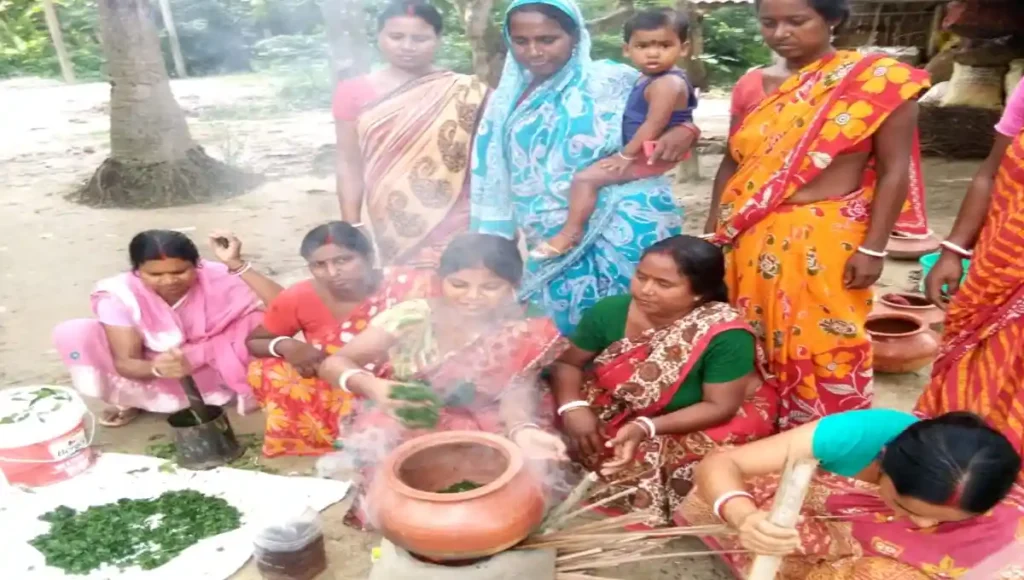 SHG দিদি-দের জৈব কীটনাশক অগ্নিঅস্ত্র (agniastra) তৈরির CMSA এর CRP বন্ধু প্রশিক্ষন দিচ্ছেন।
