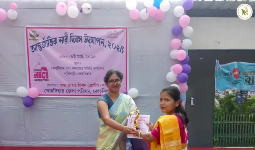 ২০২৫ সালের নারী দিবসে জেলা আনন্দধারা (APD) ম্যাডামের হাত থেকে বিশেষ সম্মাননা গ্রহণ করছেন ছাগল পালনে সাফল্যের গল্প এর উদ্যোক্তা প্রিয়াঙ্কা রায়।